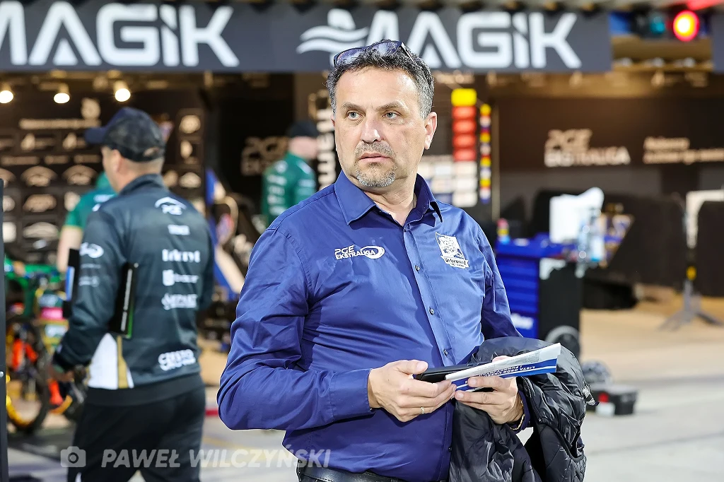 Michał Świącik w parku maszyn.