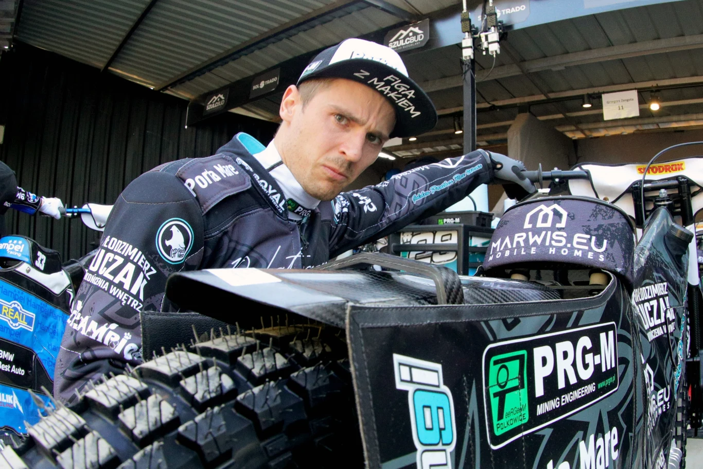 Grzegorz Zengota przygotowuje motocykl do startu.