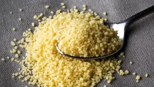 Kuskus uznawany jest za kaszę, chociaż metoda produkcji wskazuje, że bliżej mu do makaronu