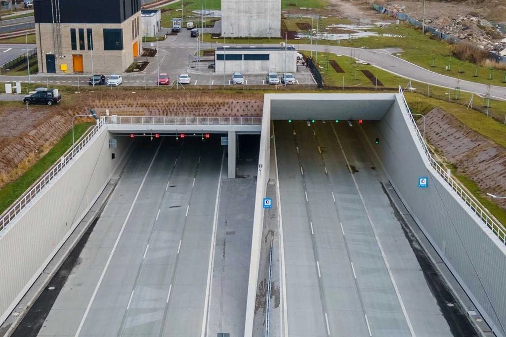 Najdłuższy drogowy tunel w Polsce to tunel pod Ursynem w ciągu południowej obwodnicy Warszawy 