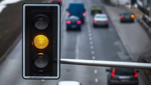 Mandat za przejazd na żółtym świetle. Czy się należy?