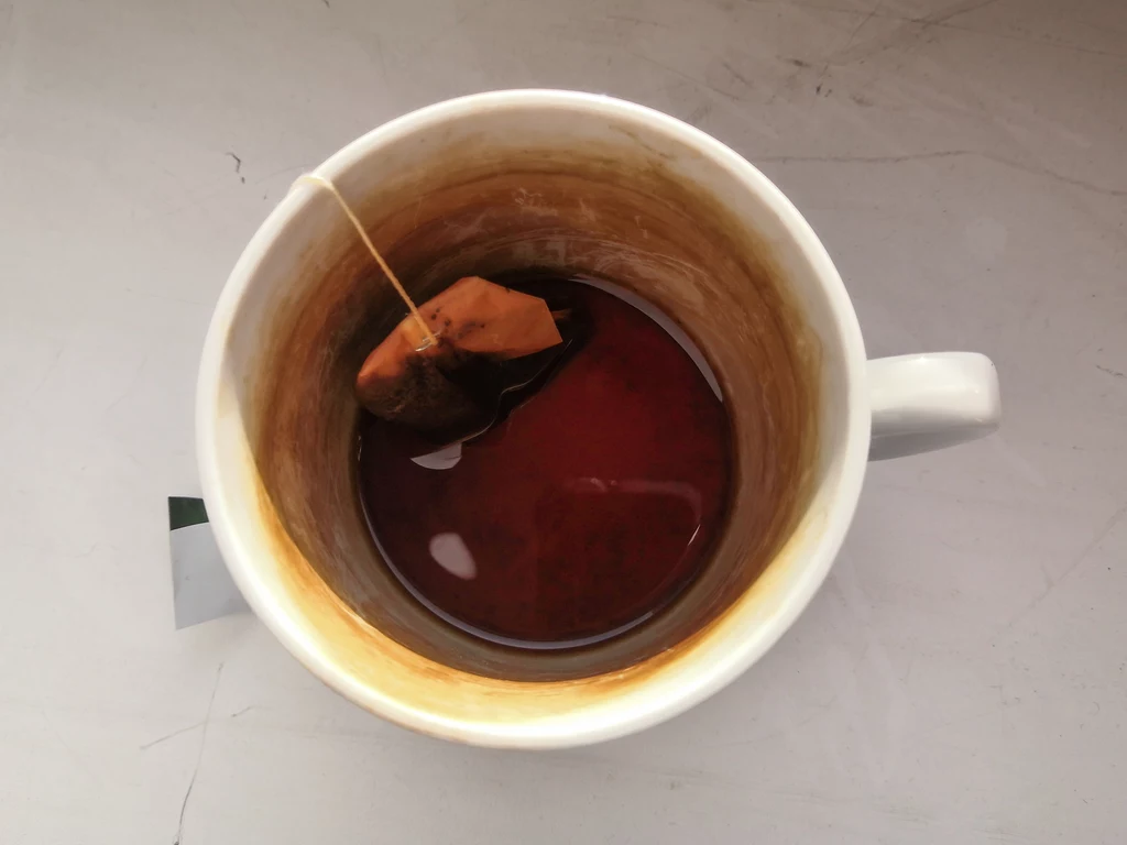 Czym jest tęczowy kożuch na powierzchni herbaty?