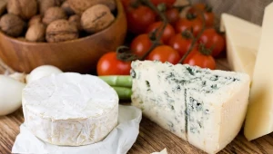 Seniorzy powinni jeść go częściej. Ten ser działa lepiej niż suplementy