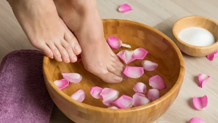 Kąpiel stóp w ciepłej wodzie to jeden z etapów wiosennej regeneracji po zimie