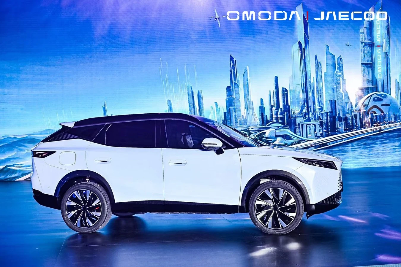 Producent podaje, że OMODA 7 będzie w stanie pokonać do 1200 km na jednym tankowaniu Producent podaje, że OMODA 7 będzie w stanie pokonać do 1200 km na jednym tankowaniu