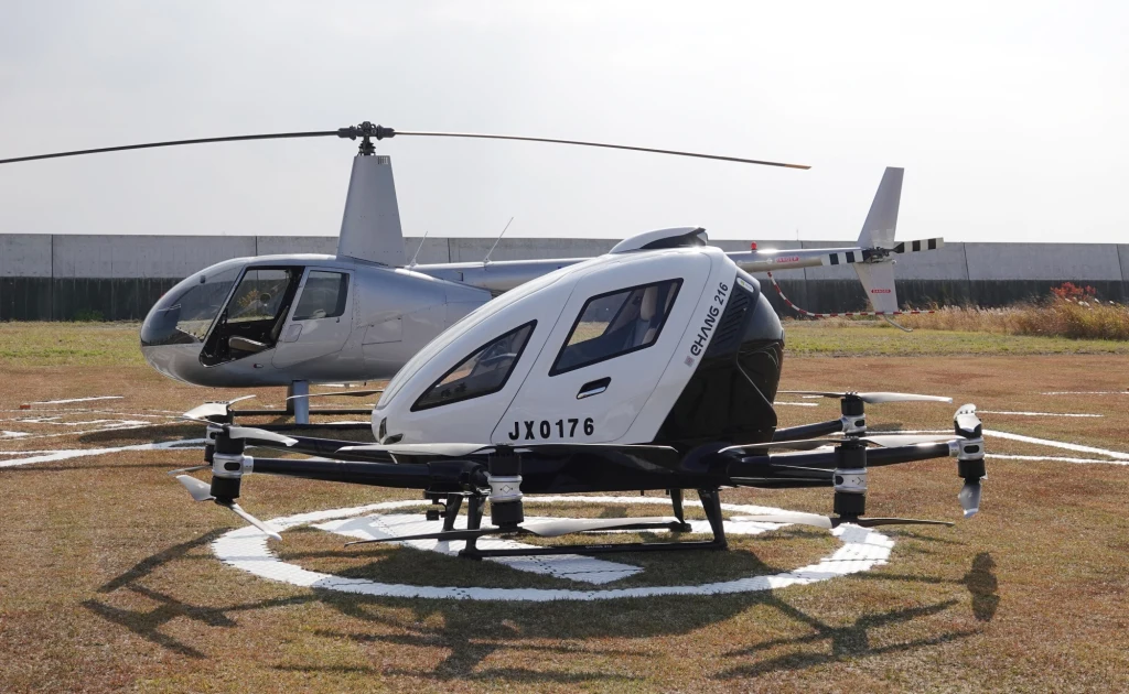 Powietrzna autonomiczna taksówka EH216 chińskiej firmy EHang ma za trzy lata rozpocząć regularne kursy