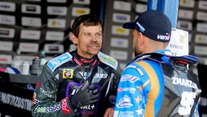 Janusz Kołodziej z Bartoszem Zmarzlikiem w parku maszyn.