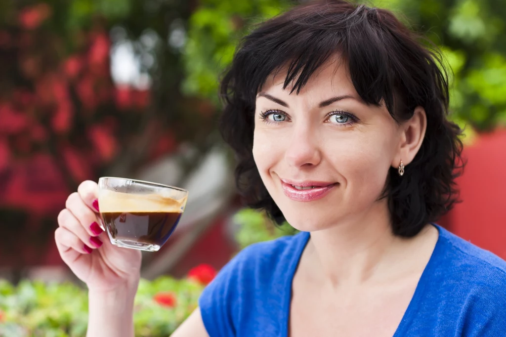 Ile pić kawy, żeby schudnąć? Wystarczy niewielka zmiana, by wspomóc odchudzanie.