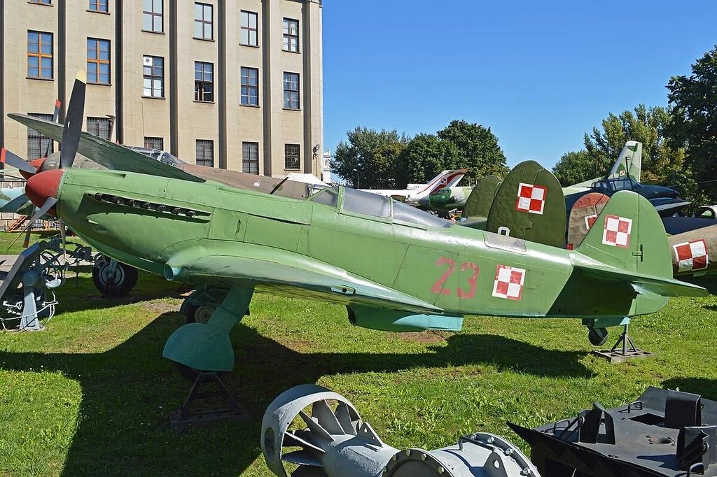 Jak-9 polskich pilotów w lotnictwie ZSRR z 1945 roku. Widać szachownicę