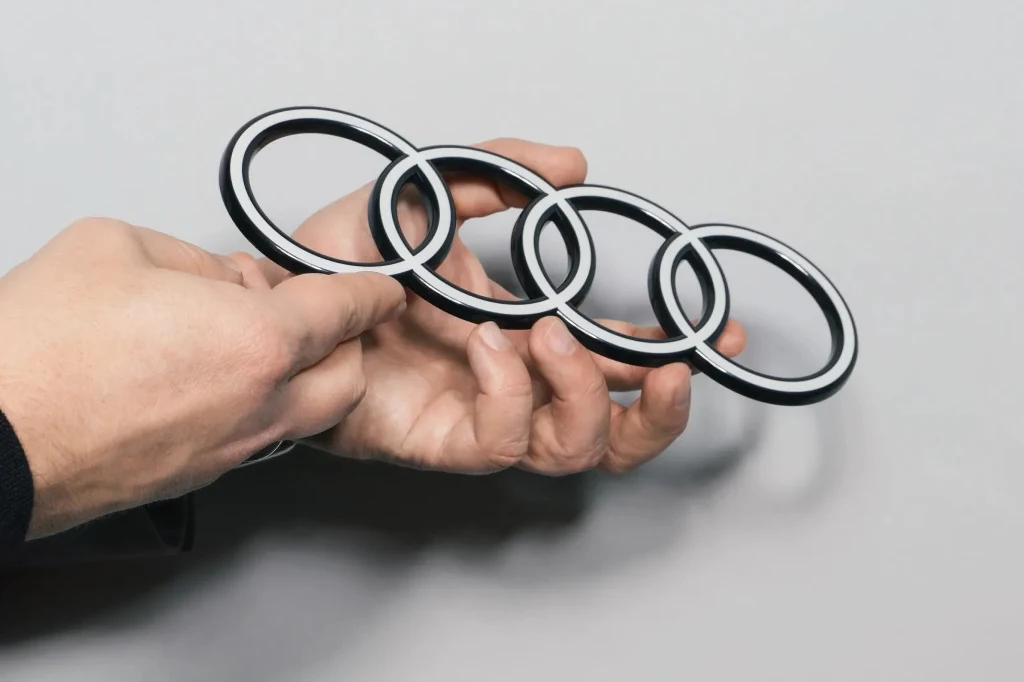 Audi i Auto Union. Skąd się wzięły pierścienie? Nowe logo Audi zyskało bardziej dwuwymiarowy wygląd.