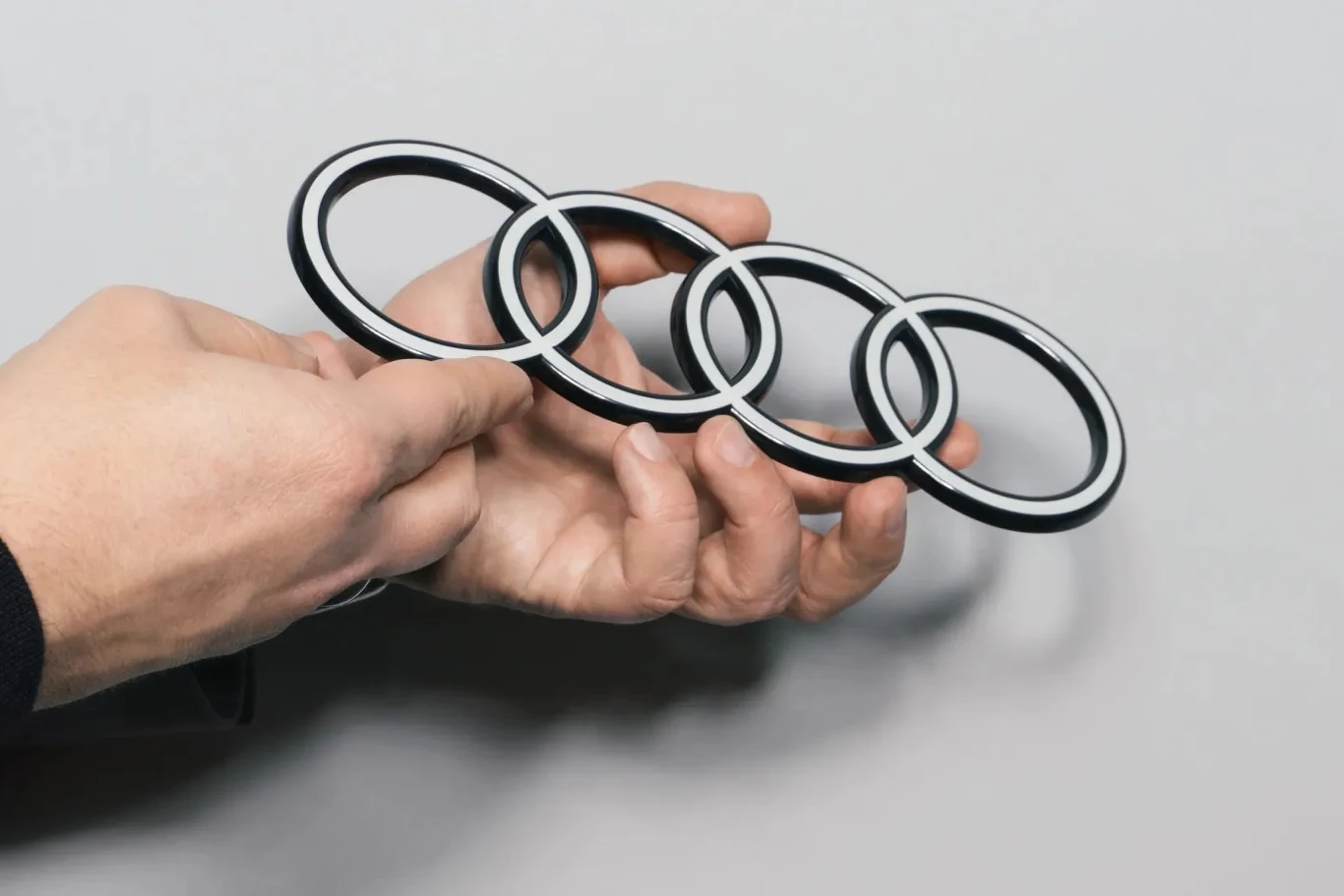 Audi i Auto Union. Skąd się wzięły pierścienie? Nowe logo Audi zyskało bardziej dwuwymiarowy wygląd.