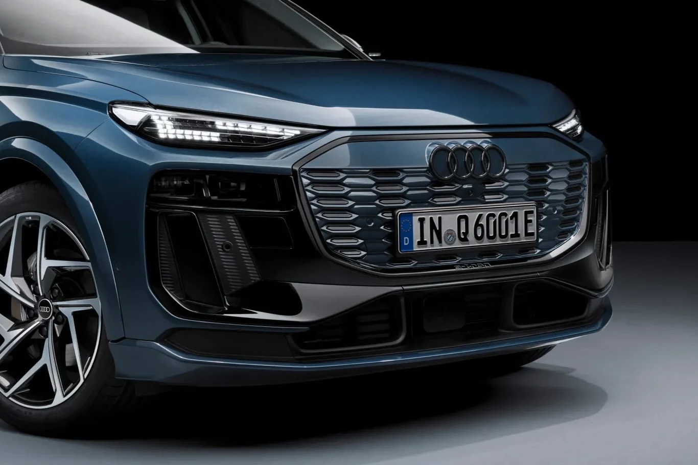 Nowe logo dostępne jest w dwóch wariantach kolorystycznych - w pierwszym środek jest biały, w drugim - ciemnoszary.