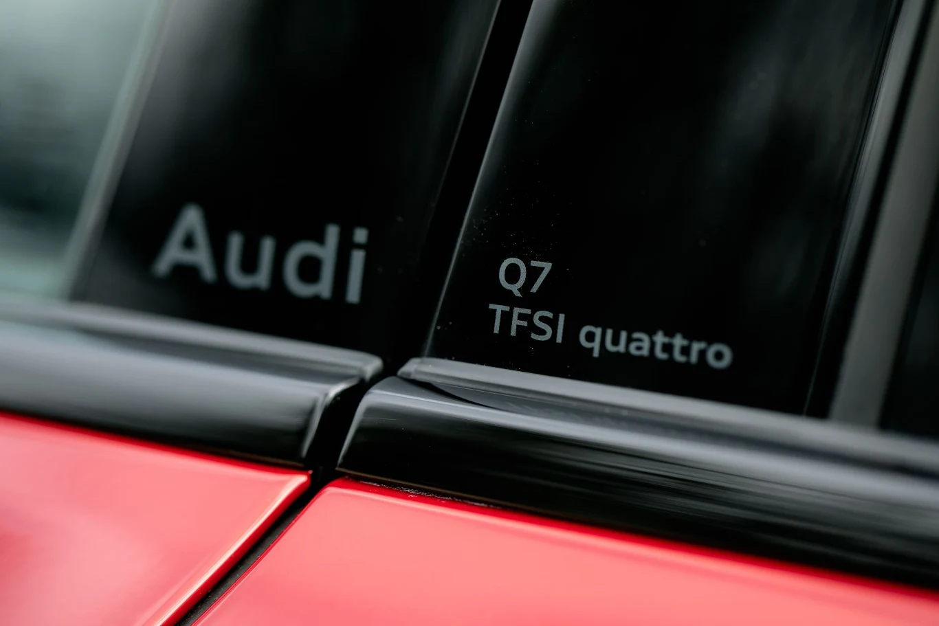 Oznaczenie modelu czy wersji zniknęło z klapy bagażnika. Teraz te informacje można znaleźć na słupku B. 