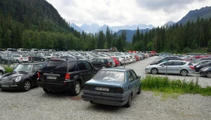 Oblegane parkingi przed tatrzańskimi szlakami. Zarówno 1, jak i 2 maja na parkingach w rejonie Morskiego Oka brakuje miejsc