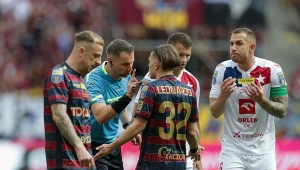 Tomasz Kwiatkowski w rozmowie z piłkarzami Pogoni i Wisły