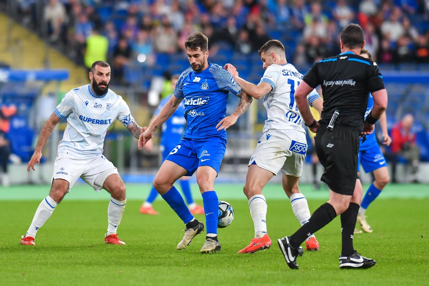Josema otoczony przez napastników Lecha