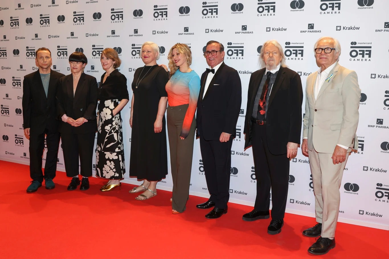 Andrzej Seweryn (po prawej) oraz członkowie jury konkursów głównego i filmów polskich na gali zamknięcia 17. Mastercard OFF CAMERY