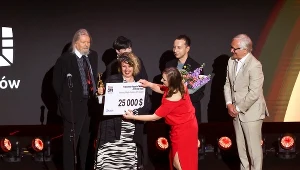 Lillah Halla (w środku) odbiera nagrody za wygranie Konkursu Głównego na festiwalu Mastercard OFF CAMERA 2024