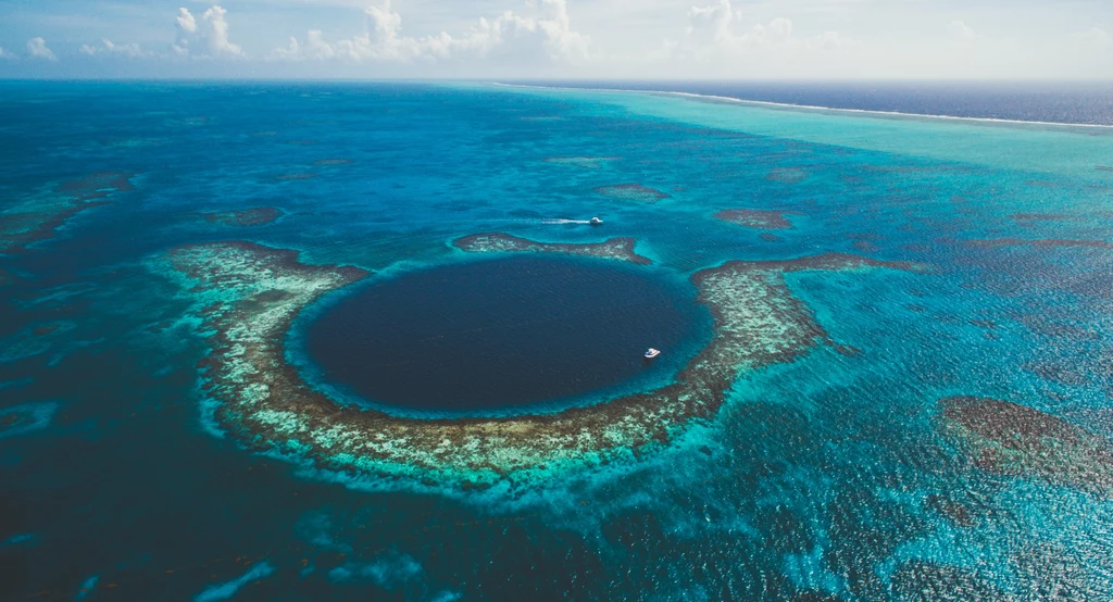 Jedna z najsławniejszych "niebieskich dziur" na świecie -  Great Blue Hole