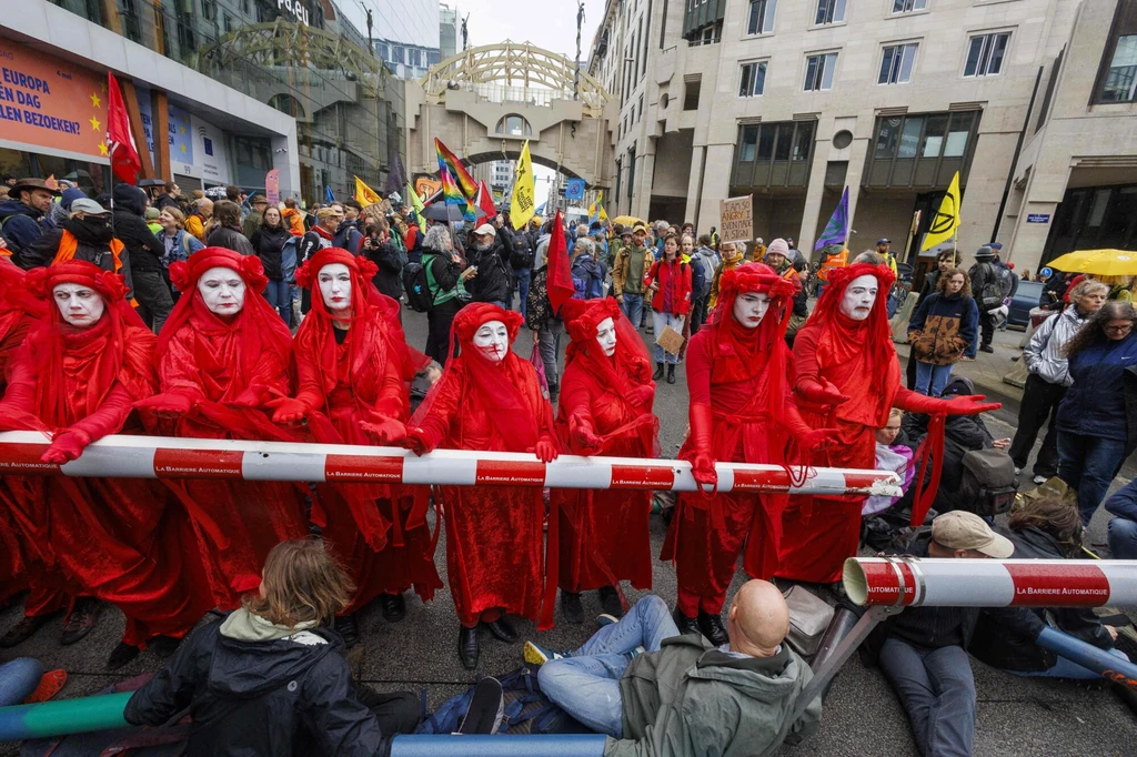 W sobotę aktywiści klimatyczni z organizacji Extinction Rebellion protestowali w Brukseli. 60 osób aresztowano