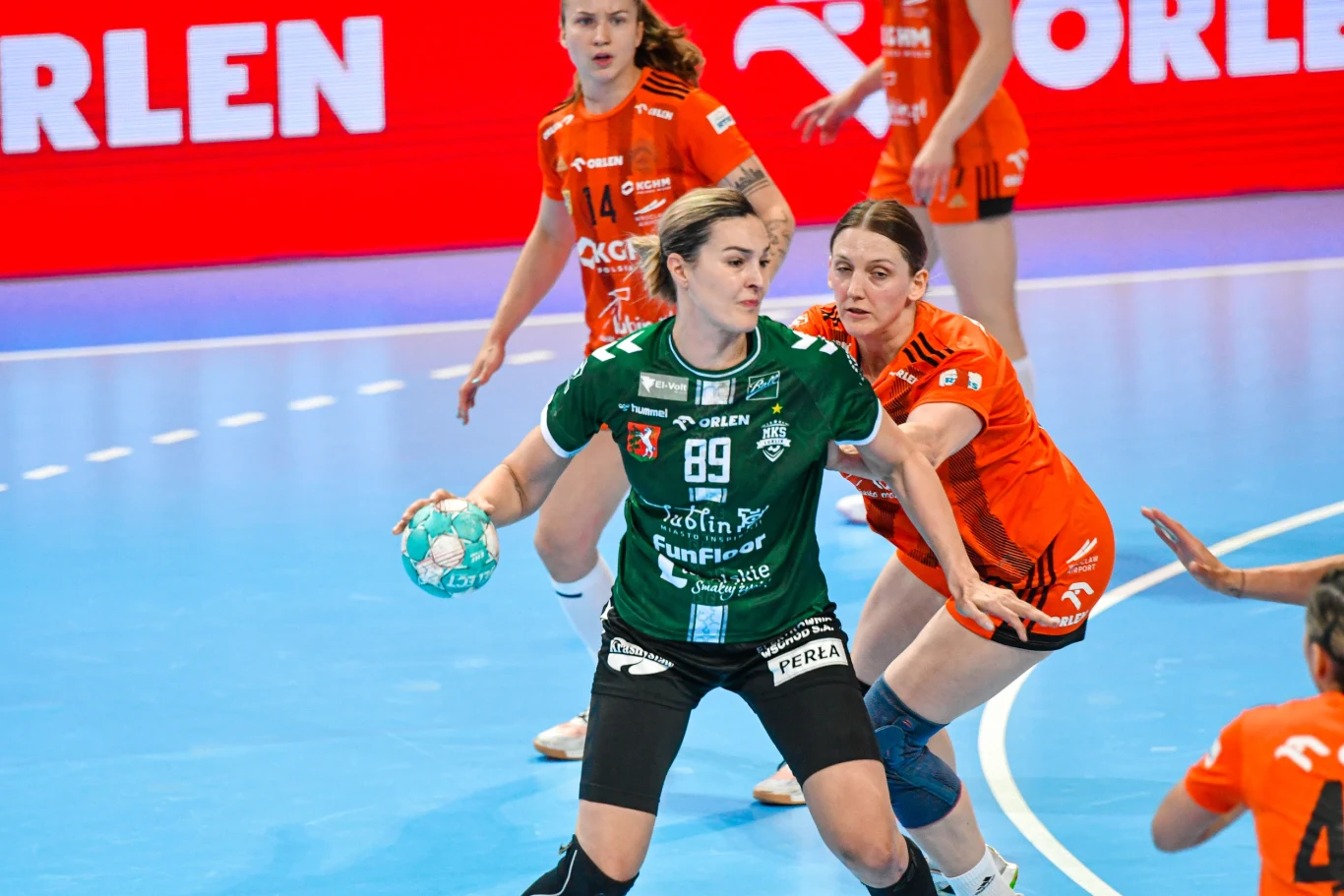 Kinga Achruk, była kapitan reprezentacji Polski, też była bezradna przy defensywie Zagłębia. Obok Joanna Drabik