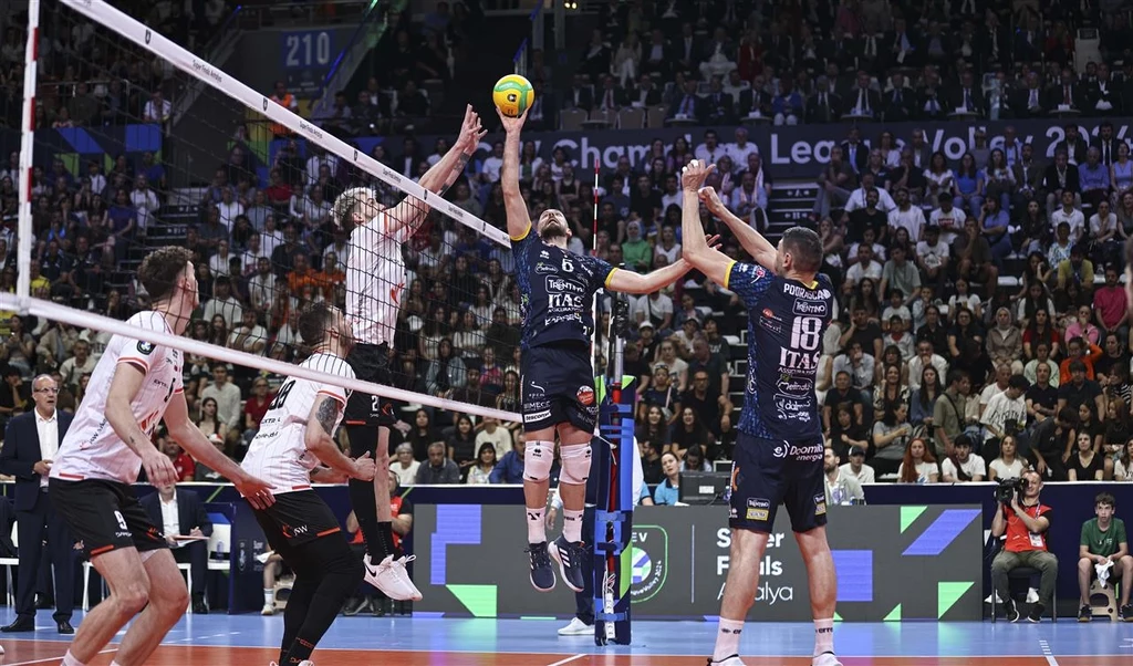 Marko Podrascanin (nr 18) szykuje się do ataku Marko Podrascanin (nr 18) szykuje się do ataku