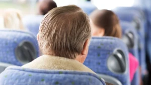 Osoba starsza w komunikacji miejskiej