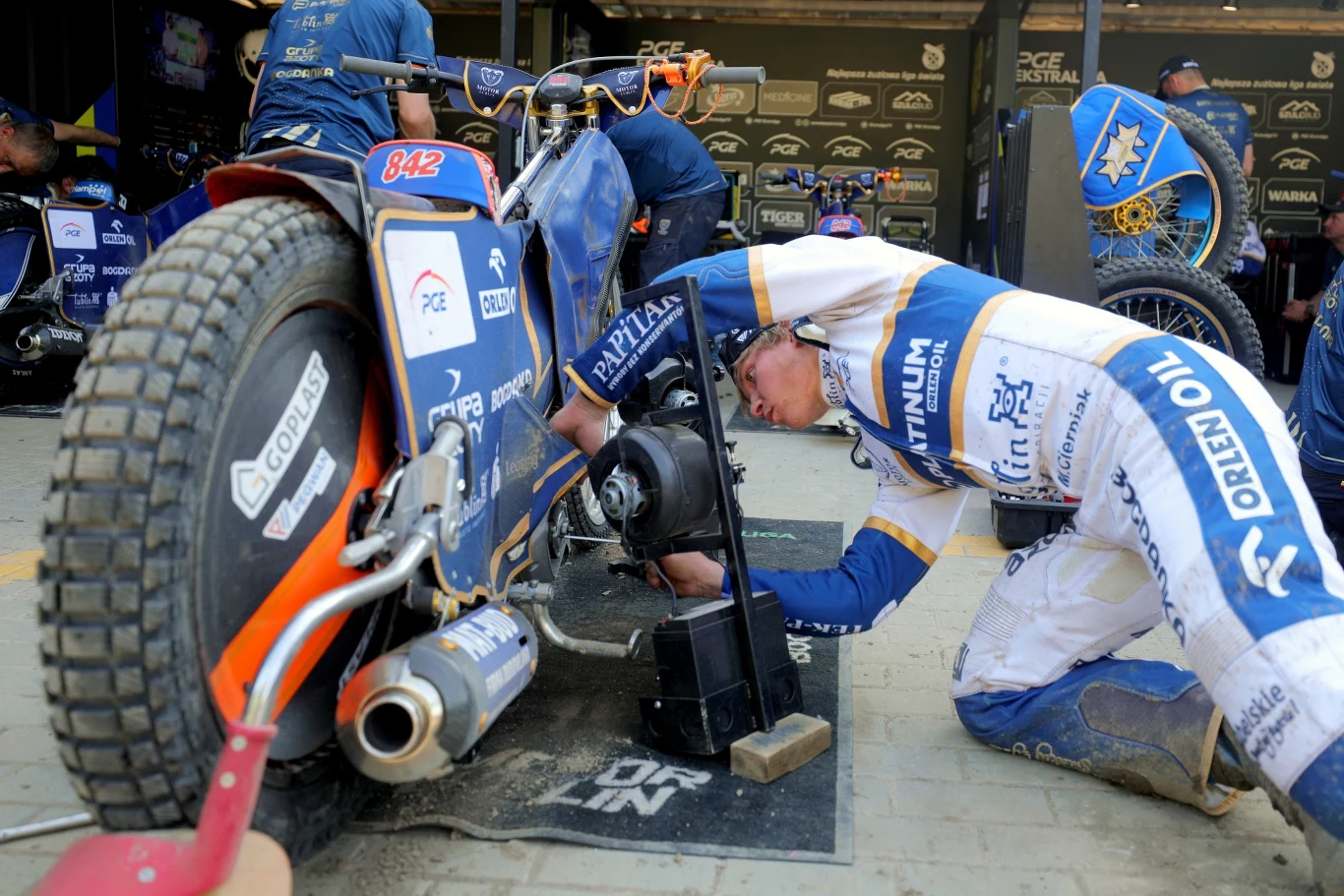 Mateusz Cierniak reguluje zapłon w motocyklu.