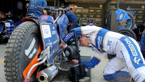 Mateusz Cierniak reguluje zapłon w motocyklu.