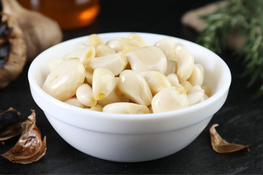 Czosnek zmniejsza ryzyko zakrzepów i obniża ciśnienie. Jedz codziennie i obserwuj efekty