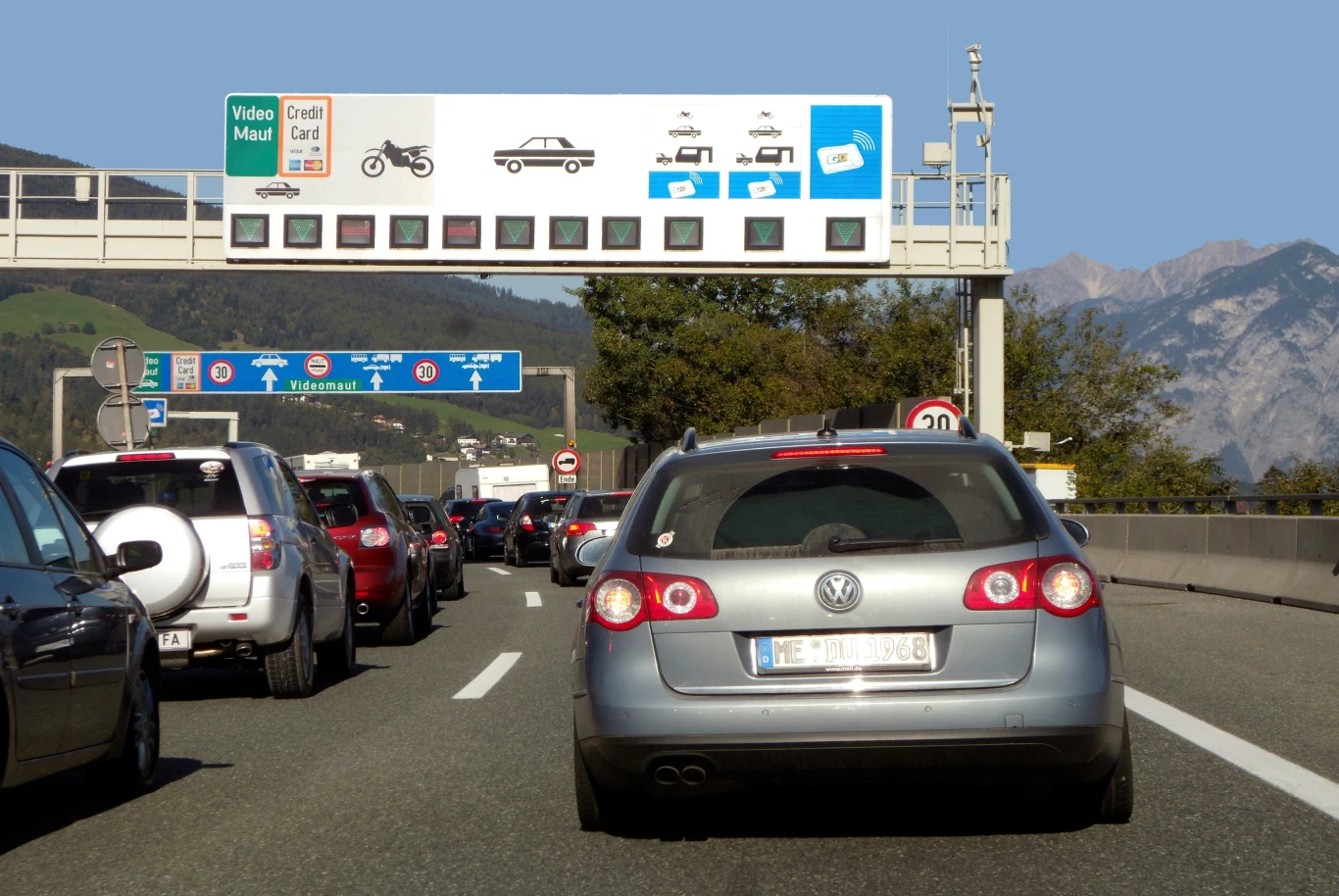 Polski kierowca przekroczył prędkość w rejonie głównego punktu poboru opłat na autostradzie A13 