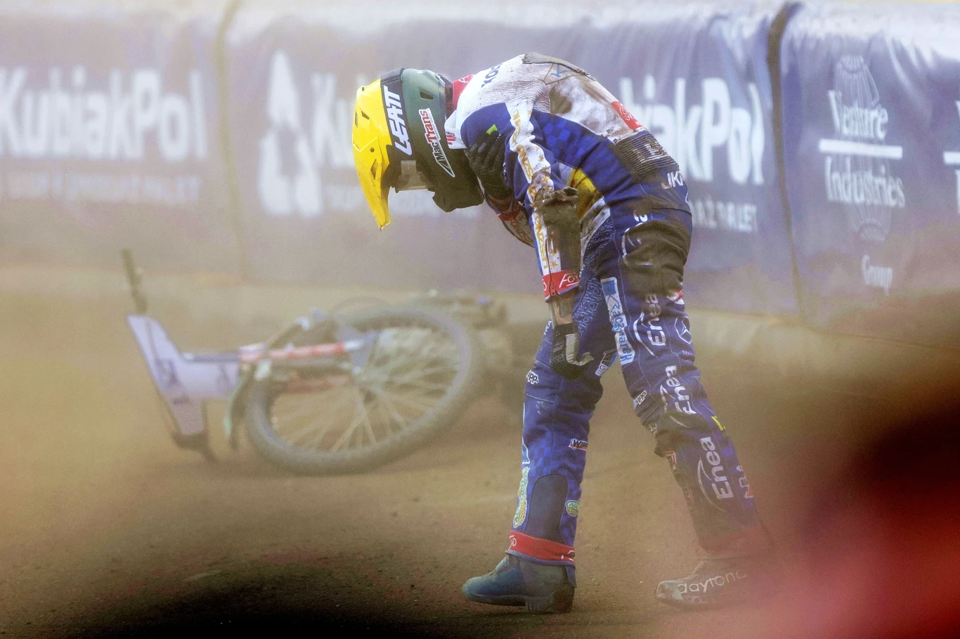 Janusz Kołodziej chwilę po fatalnym wypadku. Janusz Kołodziej chwilę po fatalnym wypadku.