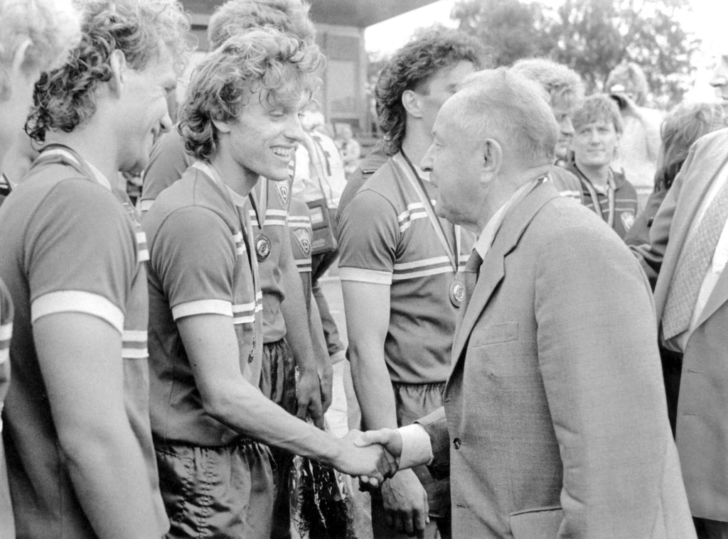 Erich Mielke gratuluje drużynie Dynama Berlin zdobycia tytułu mistrza NRD w 1987 r. Odbierającym gratulacje jest Thomas Doll Erich Mielke gratuluje drużynie Dynama Berlin zdobycia tytułu mistrza NRD w 1987 r. Odbierającym gratulacje jest Thomas Doll