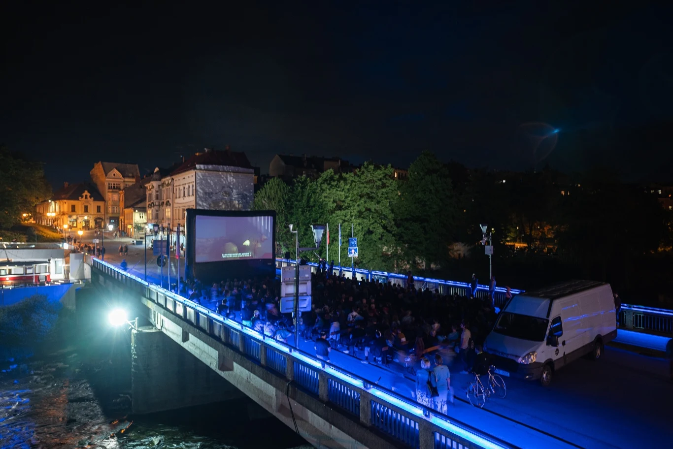 Podczas Kina na Granicy nocne projekcje odbywają na środku granicznego mostu Podczas Kina na Granicy nocne projekcje odbywają na środku granicznego mostu
