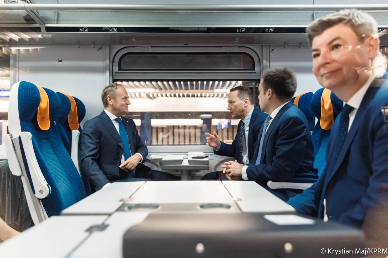 Premier Donald Tusk, szef MSZ Radosław Sikorski oraz minister finansów Andrzej Domański. Przy oknie szef KPRM Jan Grabiec