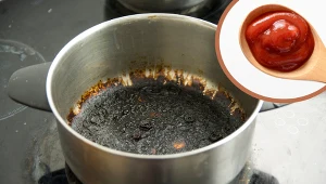 Nie wiesz, jak wyczyścić przypalony garnek? Wykorzystaj... keczup 