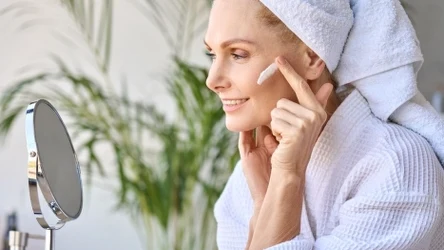 Czym warto smarować twarz na noc?