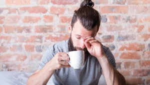 Przyjmowanie zbyt dużej dawki kofeiny może powodować zmęczenie i senność