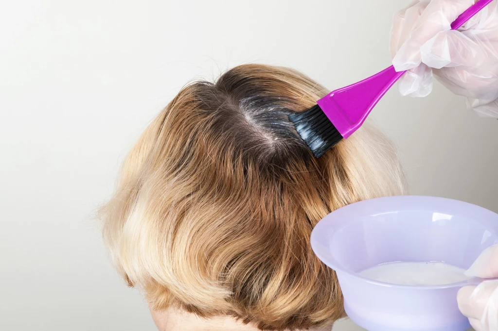 Rozjaśnianie włosów to zabieg, na który wiąże się często z nieprzyjemnymi skutkami 