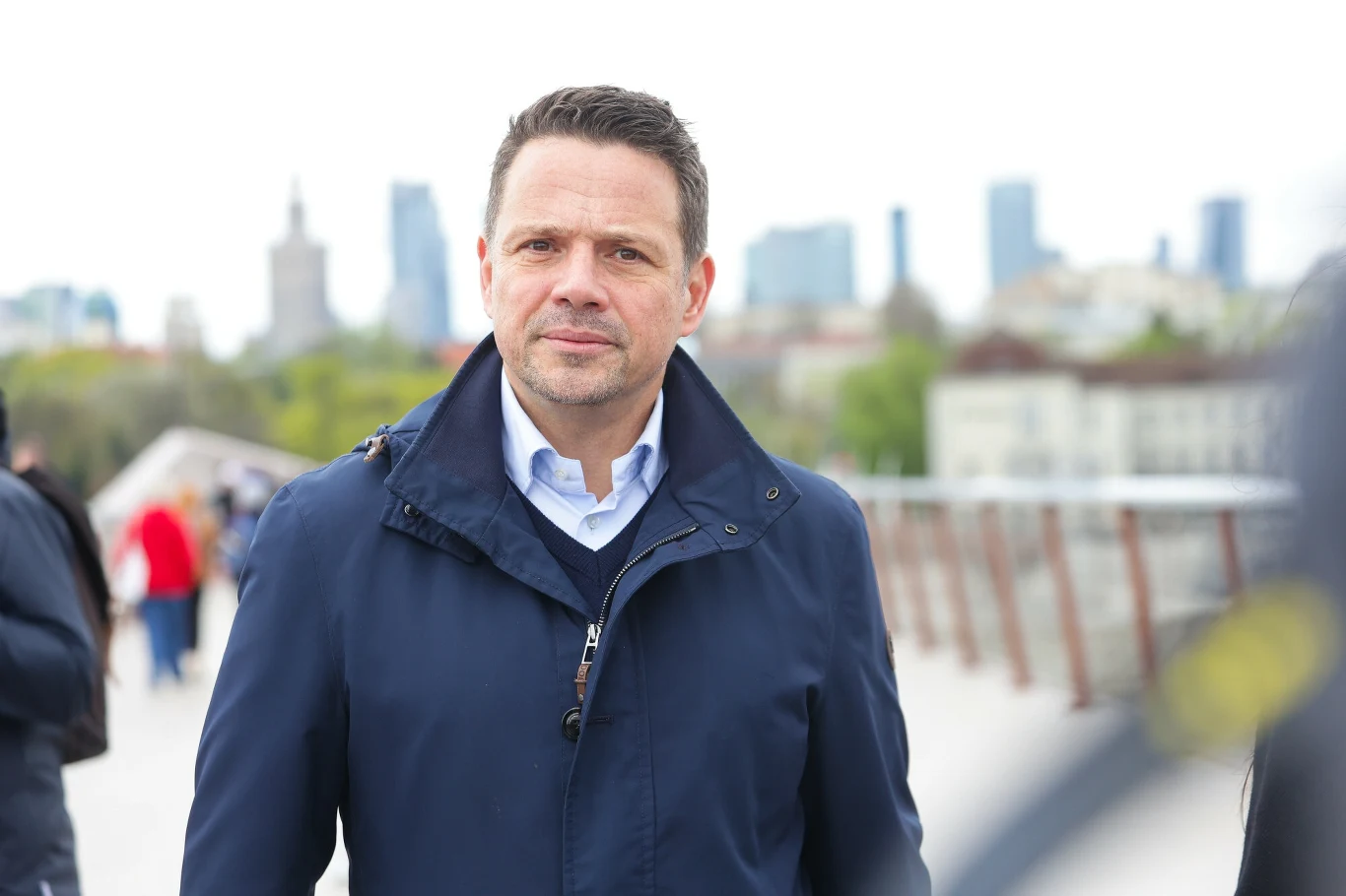 Rafał Trzaskowski na nowej kładce pieszo-rowerowej w Warszawie