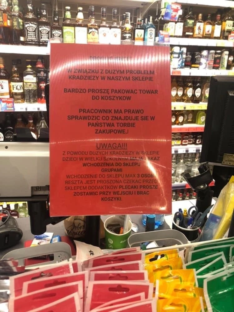 Ulotka wywieszona w jednej z Żabek w Poznaniu