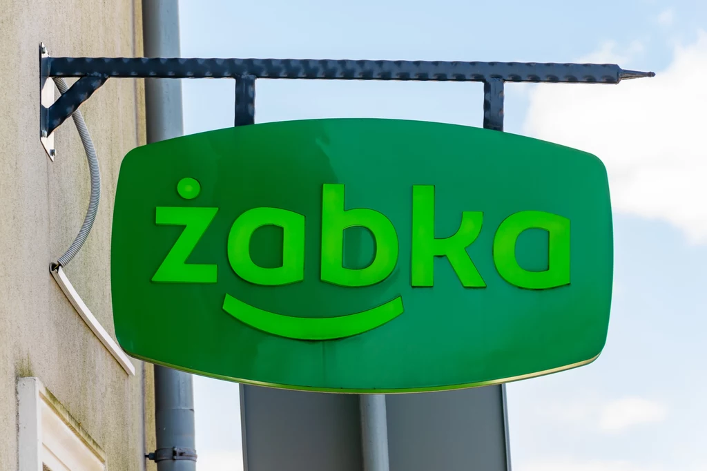 Ile zarabia kasjer w Żabce? Różnice mogą być kolosalne