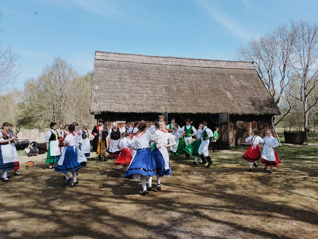 Podczas Czarnego Wesela można zobaczyć występy zespołów ludowych 