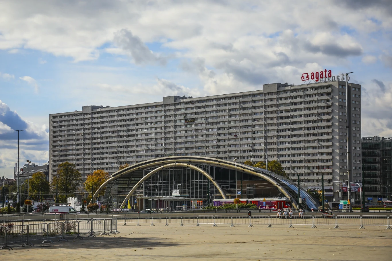 Superjednostkę zaprojektował architekt Mieczysław Król