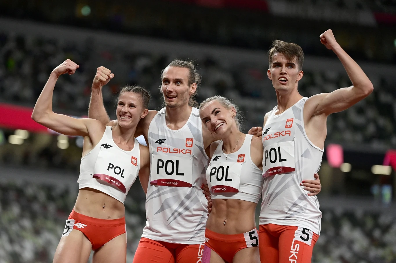 Złota polska sztafeta z igrzysk w Tokio. Od lewej: Natalia Kaczmarek (dzisiaj Bukowiecka), Karol Zalewski, Justyna Święty-Erestić, Kajetan Duszyński Natalia Kaczmarek, Karol Zalewski, Justyna Święty-Erestić, Kajetan Duszyński