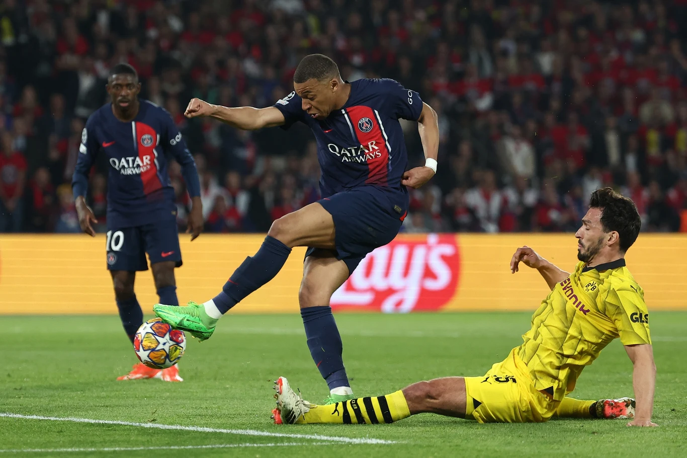Kylian Mbappe i... spóźniony z interwencją Mats Hummels Kylian Mbappe i... spóźniony z interwencją Mats Hummels