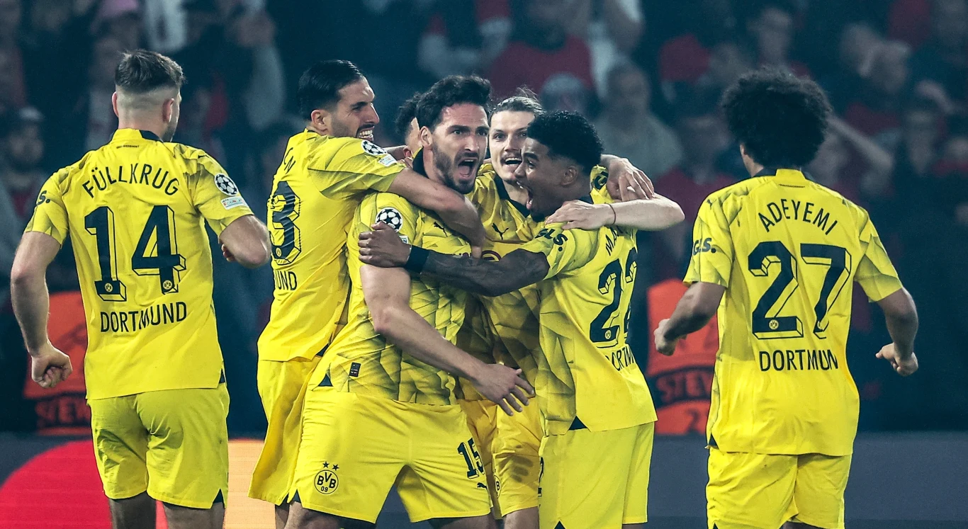 Po bramce Matsa Hummelsa (w środku) Borussia prowadziła na Parc des Princes 1-0 Po bramce Matsa Hummelsa (w środku) Borussia prowadziła na Parc des Princes 1-0