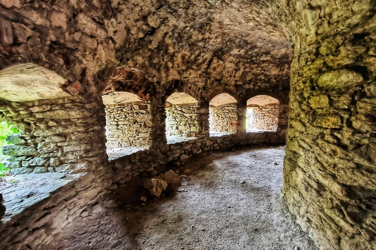 Nie brakuje tu tajemniczych korytarzy