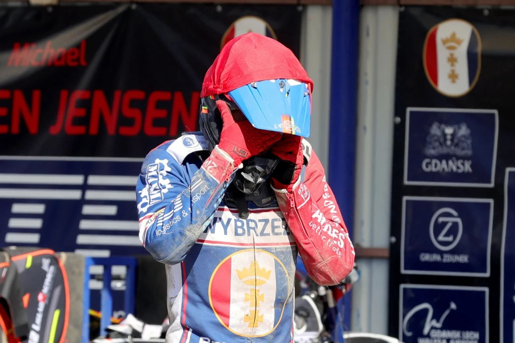 Michael Jepsen Jensen przeciera oczy przed startem. Michael Jepsen Jensen przeciera oczy przed startem.