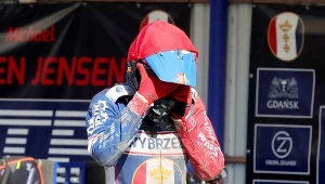 Michael Jepsen Jensen przeciera oczy przed startem.